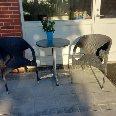 Kastanjegaarden * Ansager