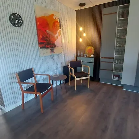 Kastanjegaarden * Ansager